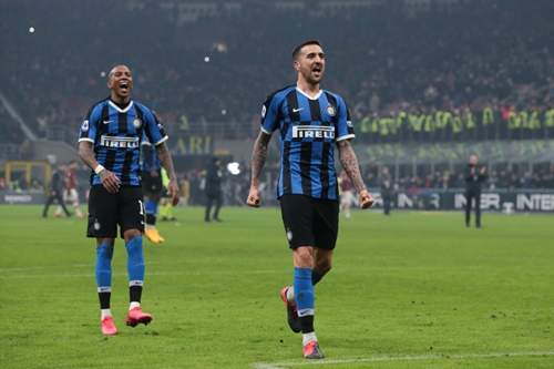 玉昆球迷在机场深情送别安德森，安德森的回应藏着太多不舍（玉昆球迷机场深情送行安德森，他的回应难掩不舍）