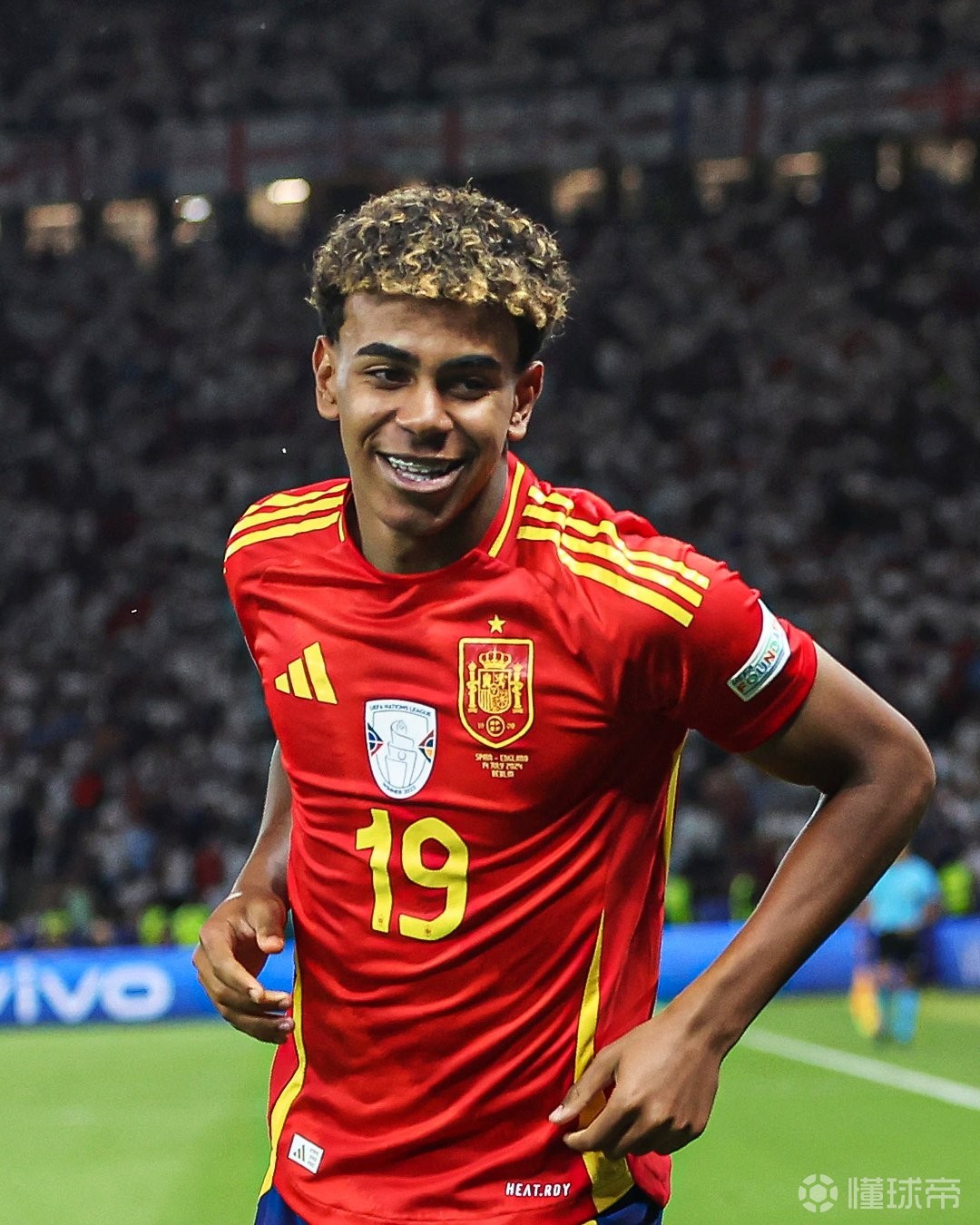 球星任意球脚法惊艳亮相（球星展现惊艳任意球脚法）