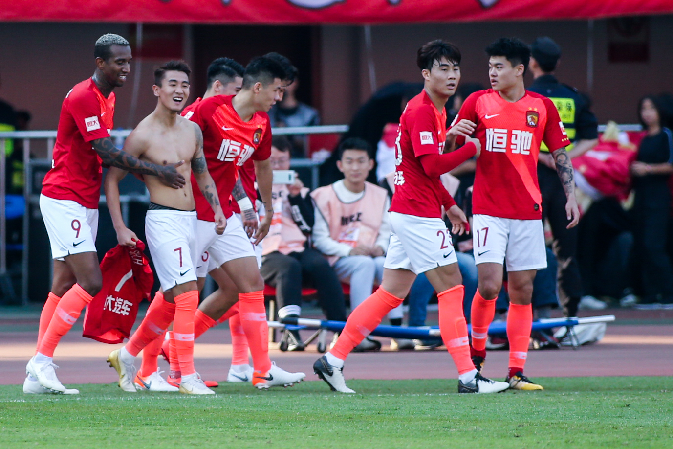 懂球帝2025年10月足坛MVP：姆巴佩蝉联！