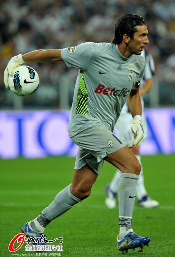 申京隔扣颜射亚当斯，后者按头锁喉遭申京“挑衅”：就扣你这混球（申京隔扣颜射亚当斯引爆冲突：被按头锁喉后回击挑衅“就扣你这混球”）