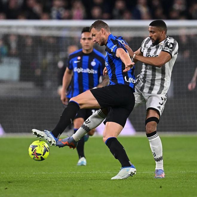 欧冠半场：派尚扳平，格林伍德反超，马赛暂2-1圣吉罗斯（半场欧冠战况：马赛暂2-1领先圣吉罗斯，派尚扳平后格林伍德反超）